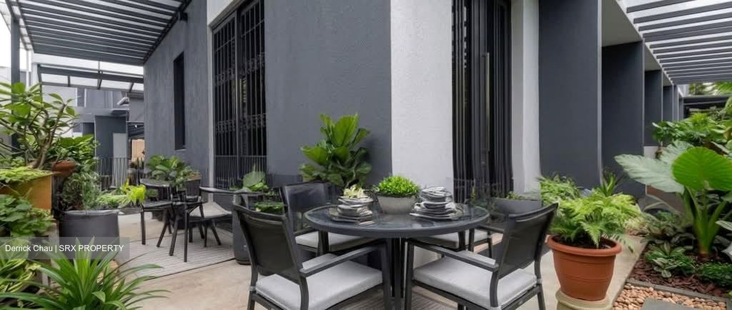 Charlton 18 (D19), Terrace #593945761